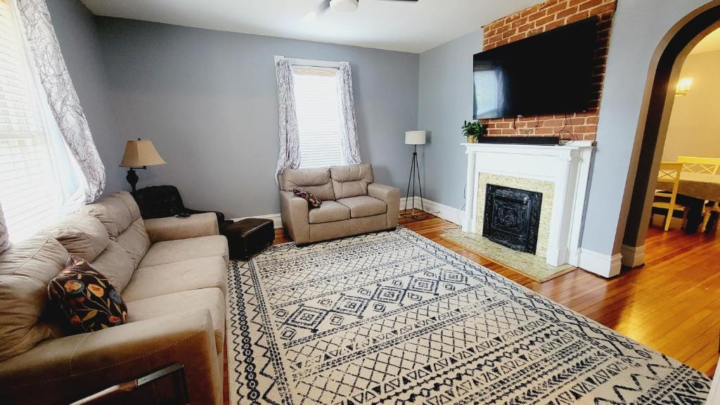 Beautiful 4-bedroom in Historic District